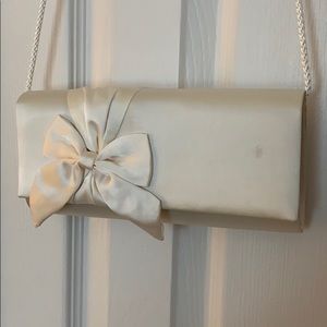 Cream/ off white evening clutch w/ strap 🤍